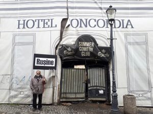 Arhitectul Serban Sturdza protestind in fata ruinei Hotelului Concordia din Bucuresti